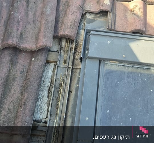 תמונה של גג רעפים עם חלון גג